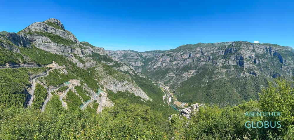 Anreise nach Selce von Süden über die Rrapsh Serpentinen (Leqet e Hotit) in der Cem-Schlucht