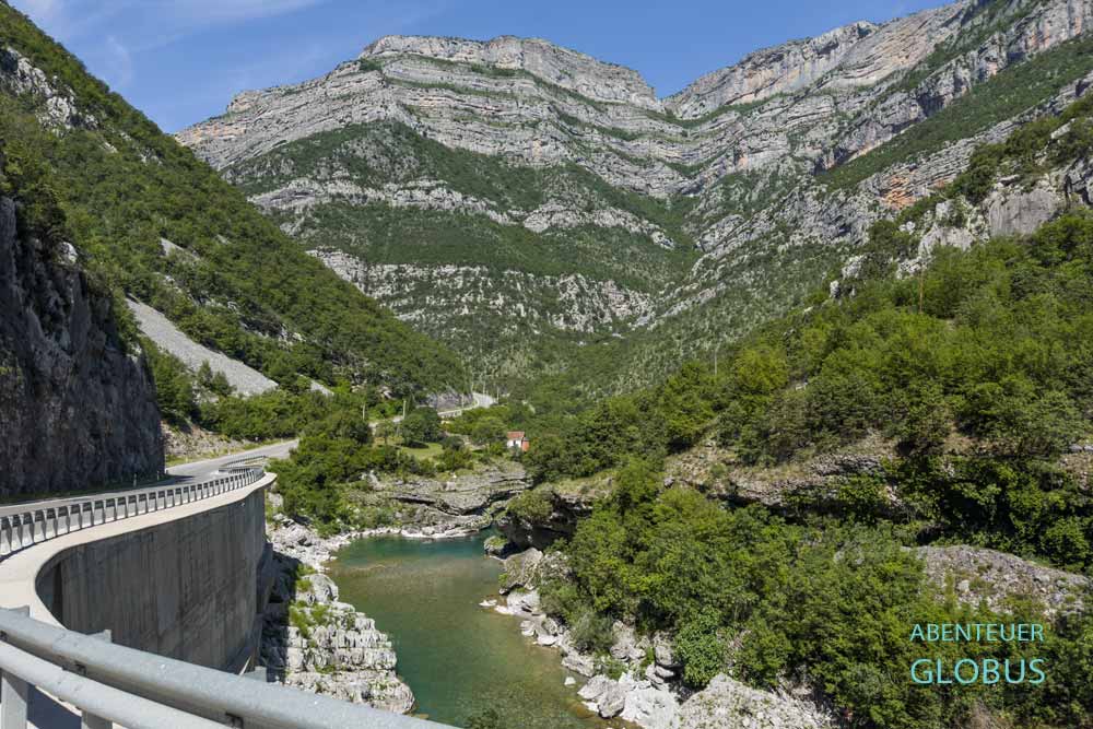 Anreise nach Selce vom Westen: Straße am Fluss Cijevna im Cijevna Canyon