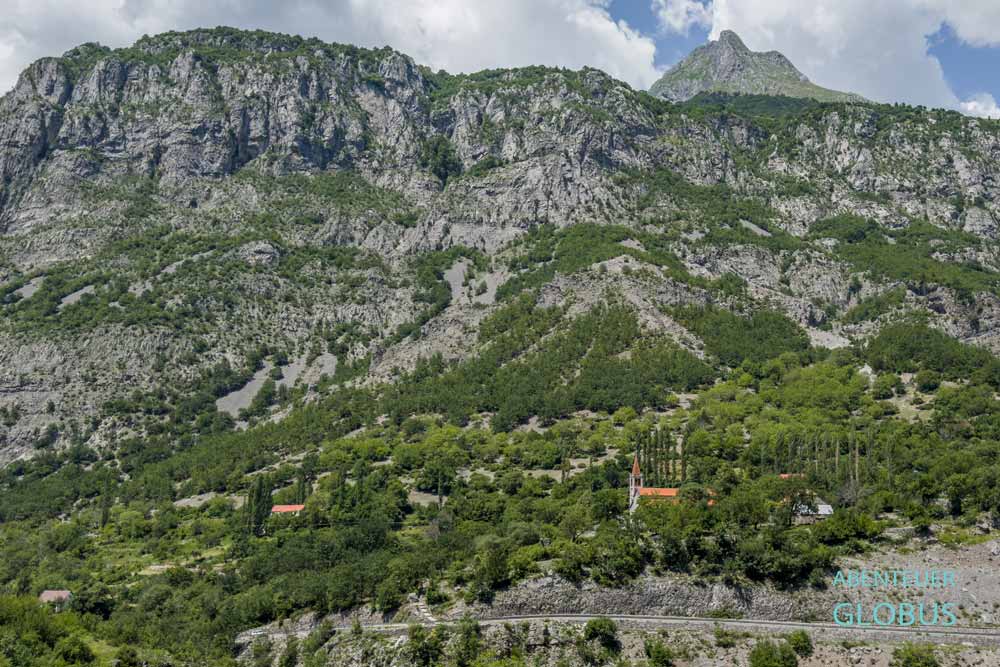 Selce im Cem Tal: katholische St.-Nikolaus-Kirche (albanisch Kisha Katolike e Shen Kollit)