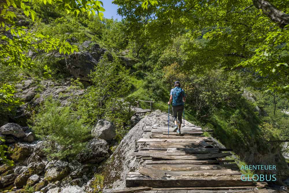 Selce: Wanderung zum Wasserfall Selce, Holzbrücke