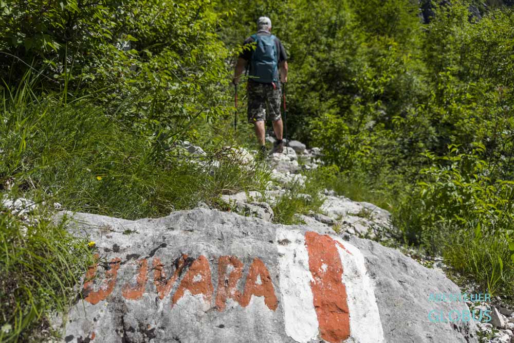 Rot-weiße Markierung vom Wanderweg zum Wasserfall Selce (Ujevara e Selces)  