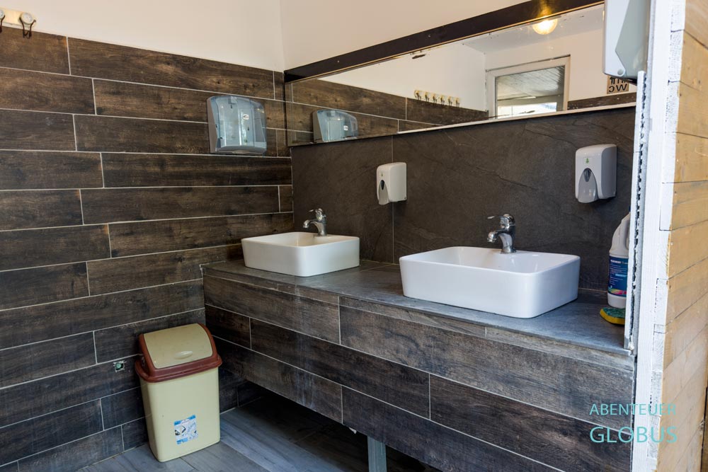 Sanitärbereich vom Restaurant und Campingplatz Denalbo