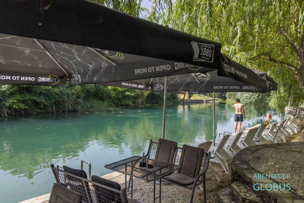 Das Restaurant vom Autokamp Blagaj ist am Fluss Buna.