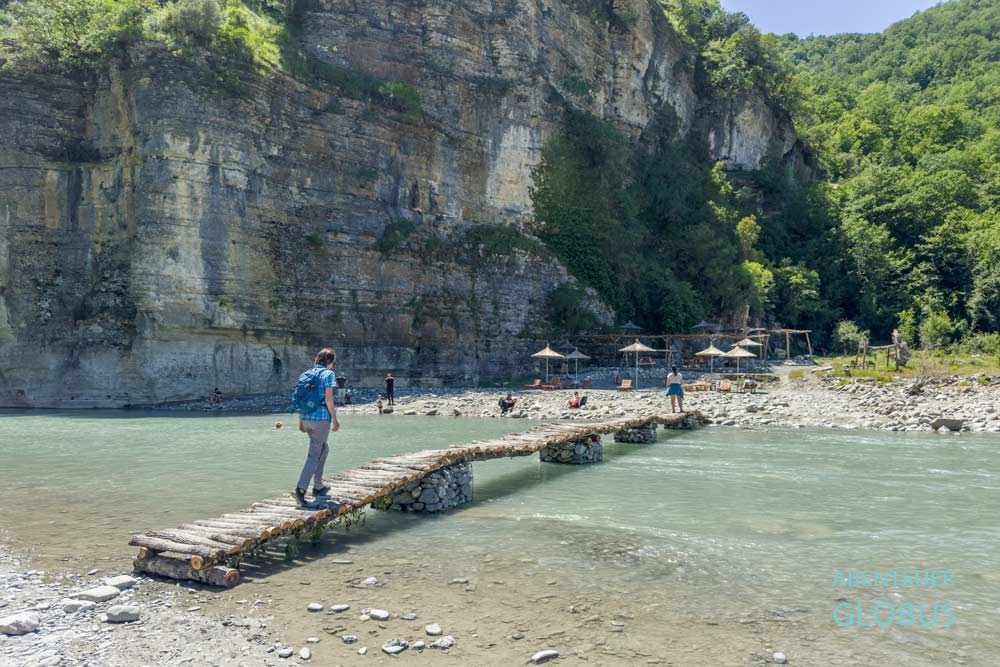Osum-Schlucht: Strandbar Osum Canyon Gate am Beach Plaza Osumi