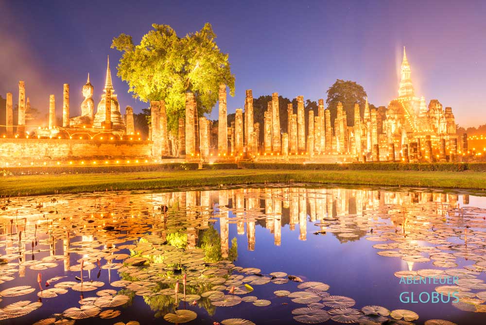 Loy Krathong 2025 in Sukhothai: Beleuchtetes Wat Mahathat mit Seerosenteich