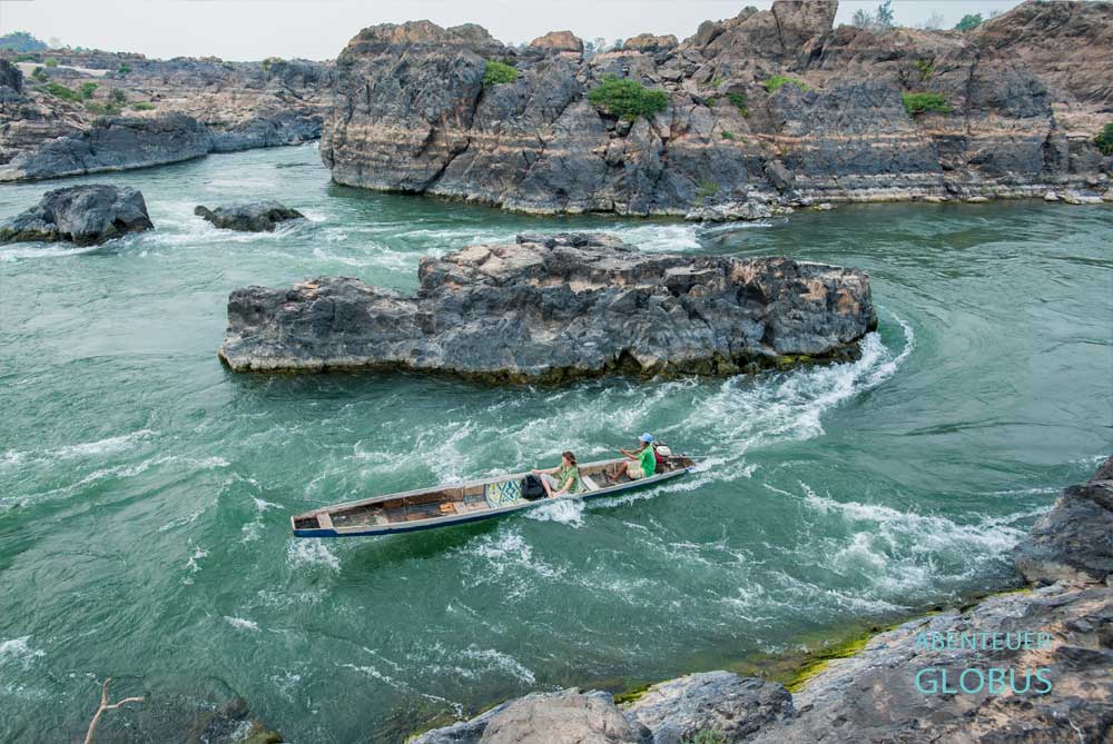 Annett von Abenteuerglobus ist mit dem Boot im Mekongdelta Si Phan Don in Laos auf Recherche