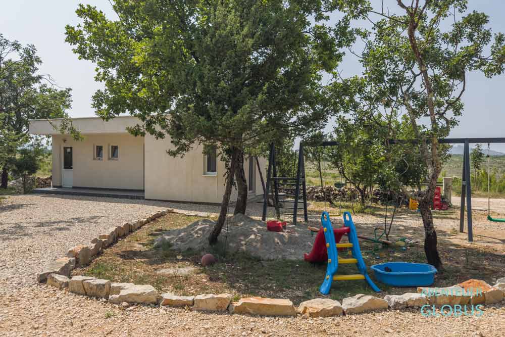 Spielplatz und Sanitäranlagen vom Campingplatz Auto Camp Ante Kravica.