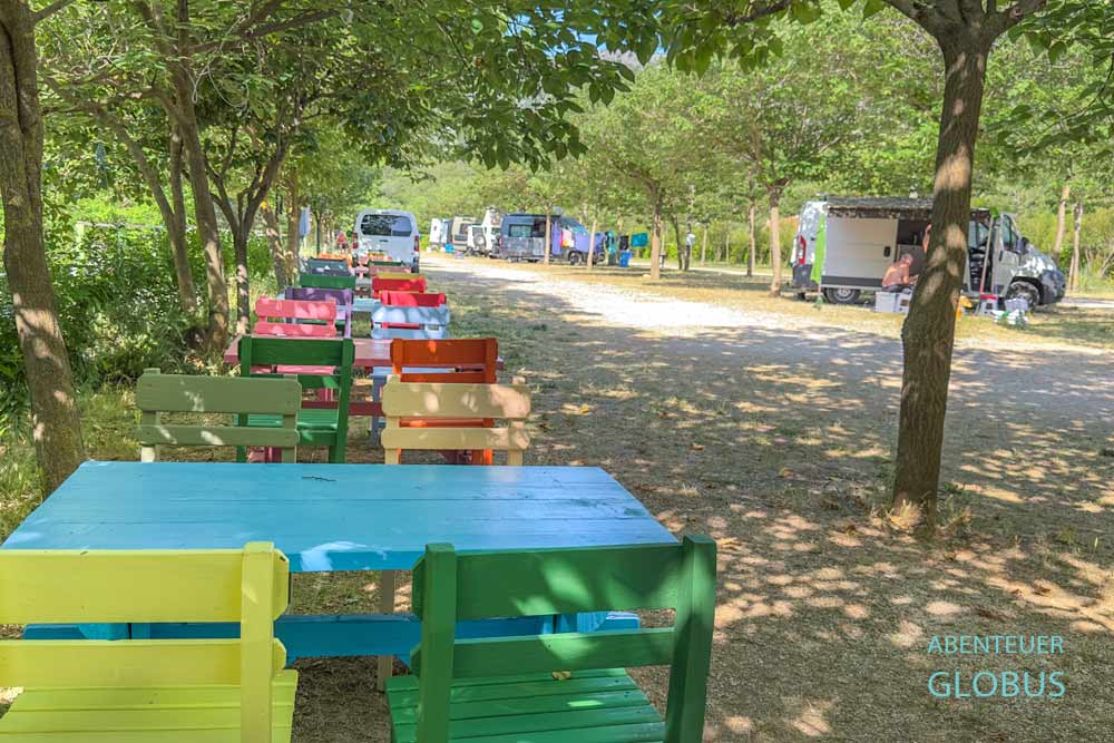 Die Stellplätze und Cafe-Bar auf dem Campingplatz Autocamp Heaven in Nature in Stolac.