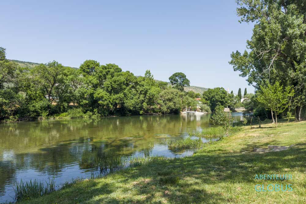 Der Fluss Buna mit vielen Badestellen schlängelt sich durch das Dorf Buna.