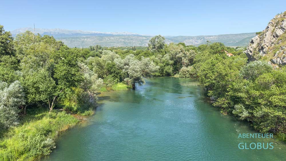 Der Fluss Buna schlängelt sich durch das Dorf Buna.
