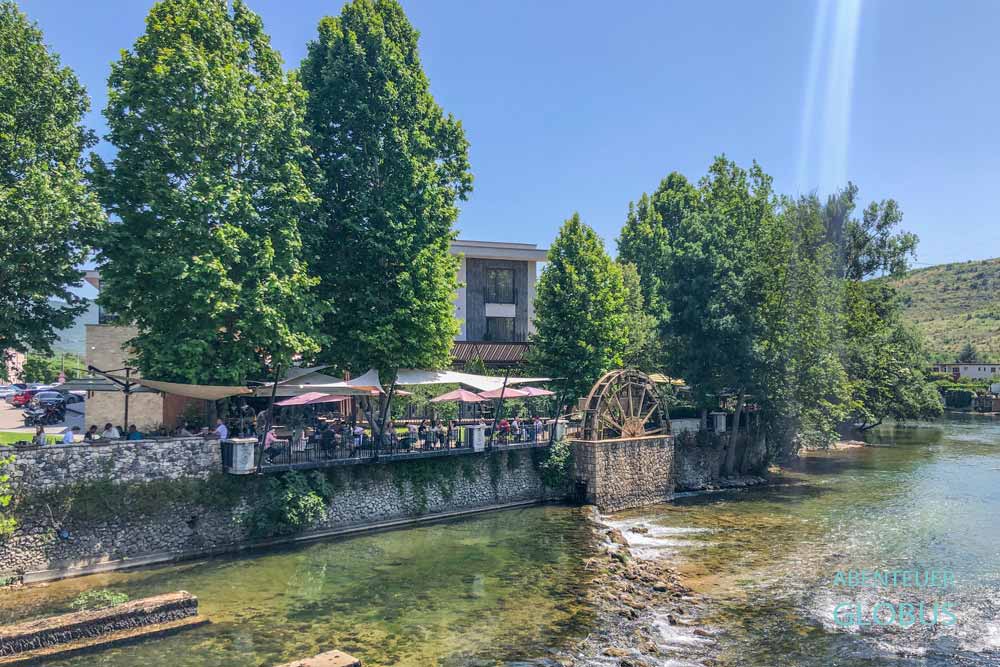 Restaurantterrasse vom Hotel Buna Mostar am Fluss Buna