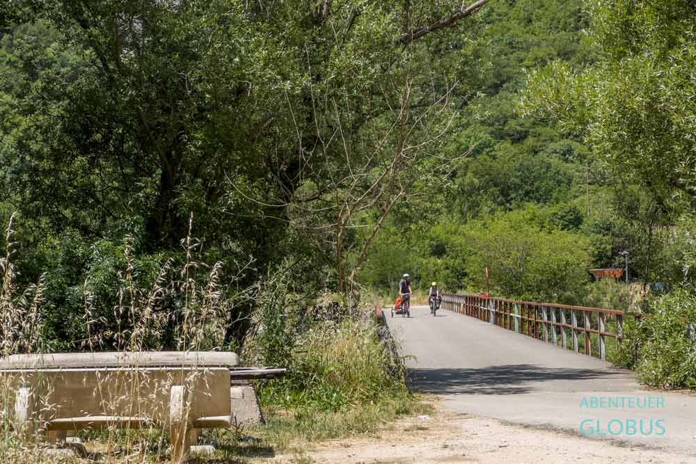 Der Buna-Kanal und die Buna-Brücke sind eine Station auf dem Radweg Cycling Route Ciro.
