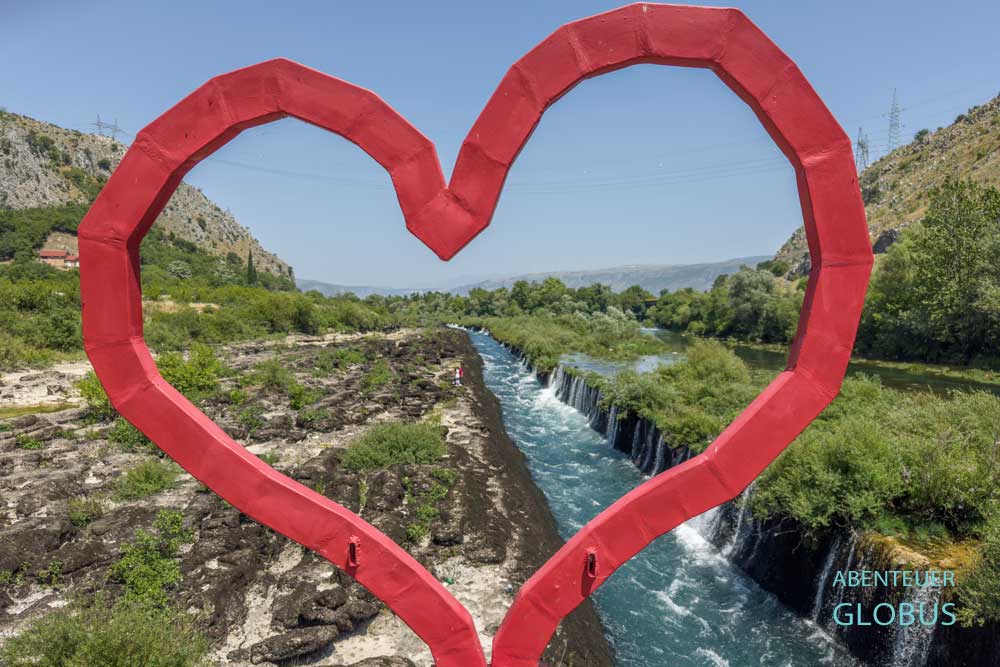 Die Sehenswürdigkeit von Buna: Buna Kanal (Bunski Kanali) zwischen den Bergen