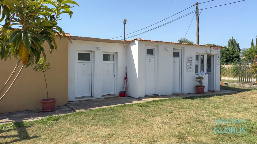 Sanitäranlagen und Rezeption vom Campingplatz River Camp Buna – Half Island auf einer Halbinsel am Fluss