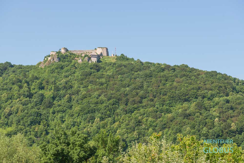 Die mittelalterliche Festung Ostrovica über den Ort Kulen Vakuf im Una-Nationalpark