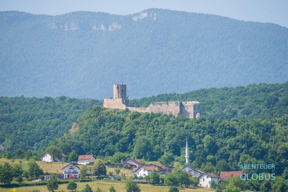 Sehenswürdigkeit bei Bihac: Festung Sokolac über dem Dorf Sokolac
