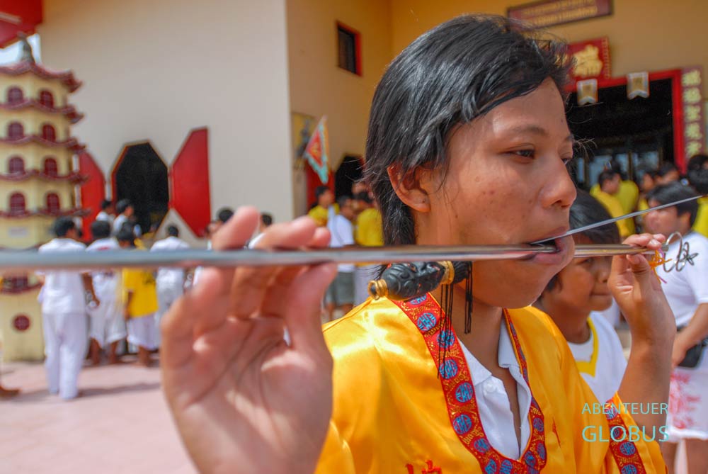 Eine Frau als Ma Song beim Vegetarian Festival