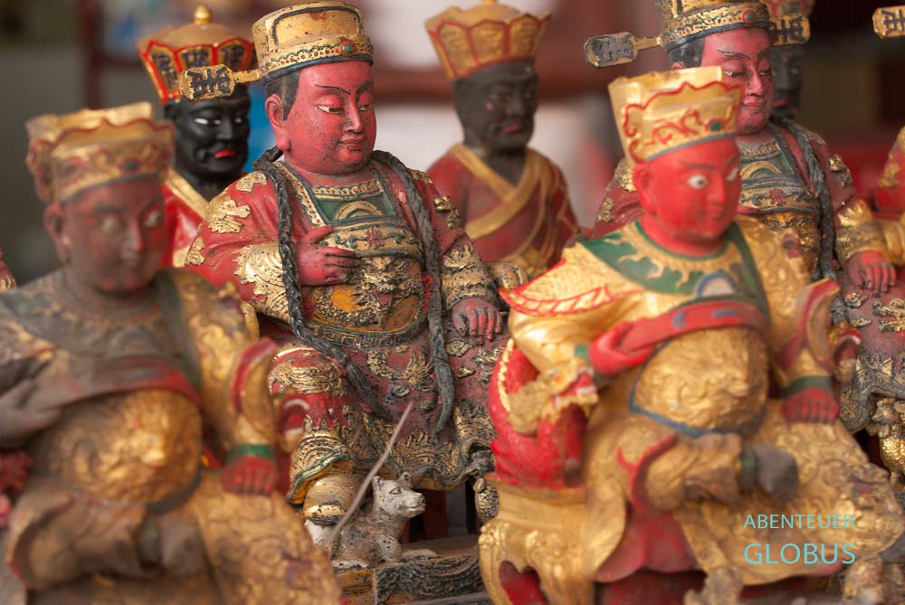 Götter aus Holz im Kathu-Schrein in Phuket Stadt