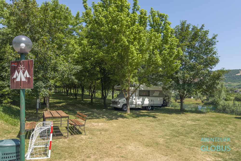 Golubic bei Bihac: Stellplätze unter Bäumen auf dem Campingplatz Camping Una RC Kiro Rafting
