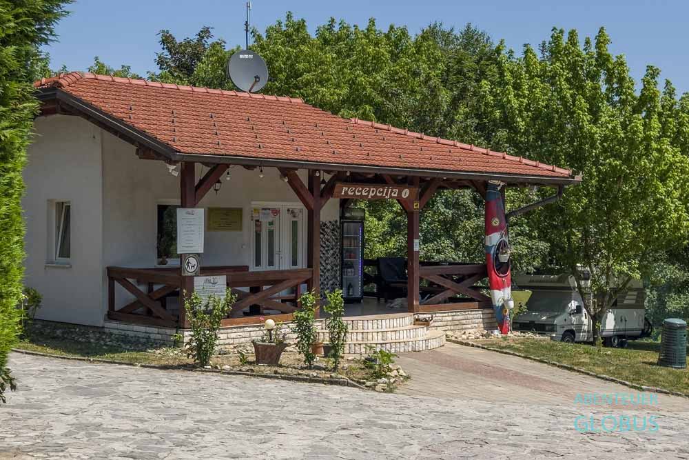 Golubic bei Bihac: Rezeption vom Campingplatz Camping Una RC Kiro Rafting