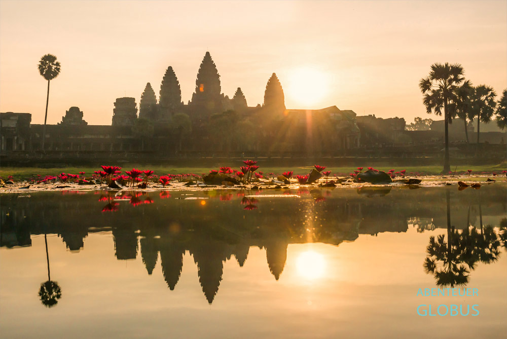 Kurz nach Sonnenaufgang: Der Haupttempel Angkor Wat spiegelt sich im Seerosenteich.