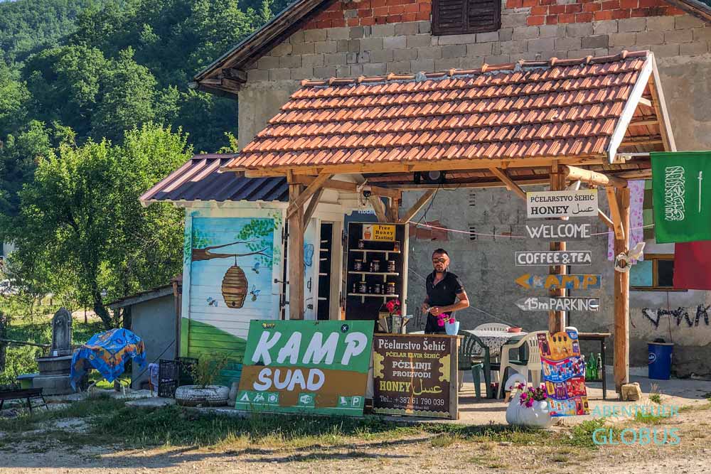 Verkaufsstand mit regionalen Produkten am Campingplatz Kamp Suad im Nationalpark Una nahe dem Wasserfall Strbacki Buk.
