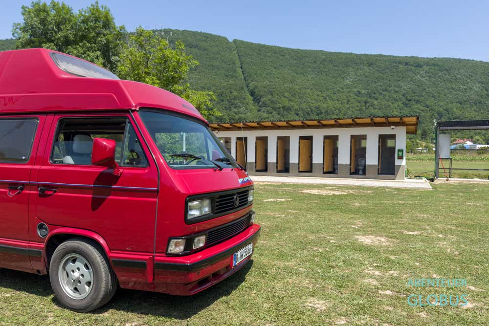 Ein Volkswagen T3 steht vor den Sanitäranlagen auf dem Campingplatz Camping Status Quo in Kulen Vakuf.