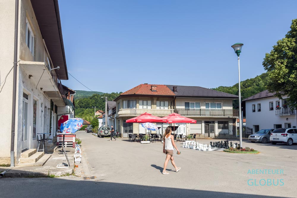Dorfplatz mit Schachspiel und Restaurant in Kulen Vakuf