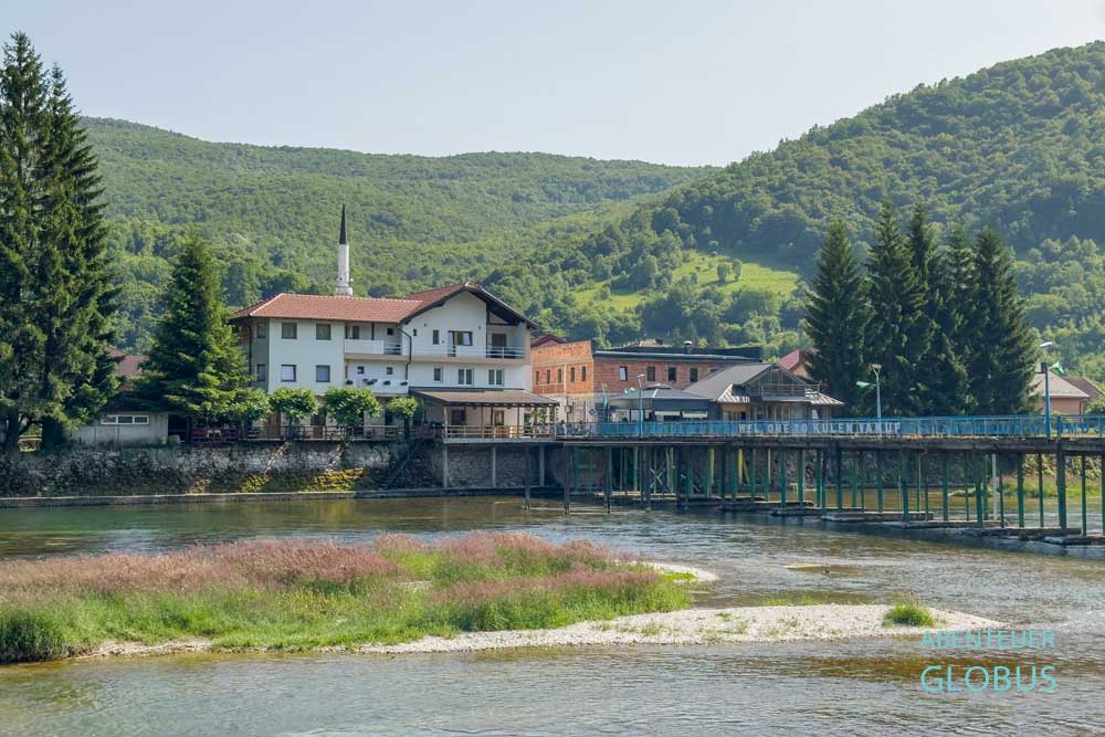 Kulen Vakuf: Dzisrikebir-Brücke über den Fluss Una und Minarett der Sultan Ahmed Moschee