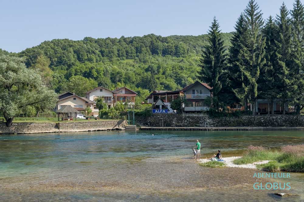 Urlauber am Fluss Una in Kulen Vakuf im Una-Nationalpark in Bosnien und Herzegowina