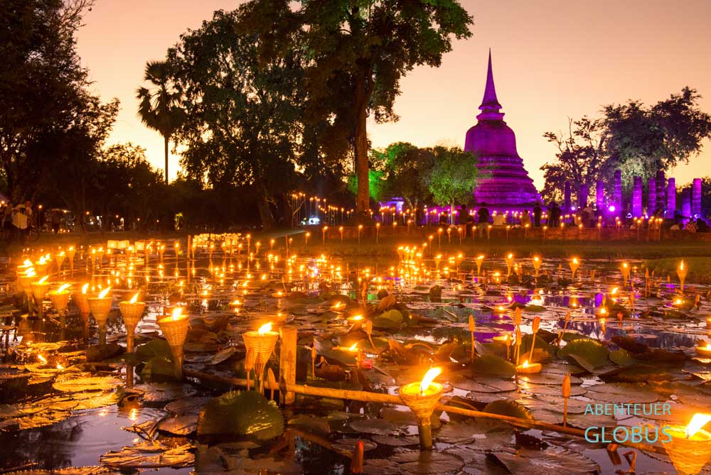 Loy Krathong 2025 in Sukhothai: bunt beleuchtete Tempel und Kerzen im Seerosenteich