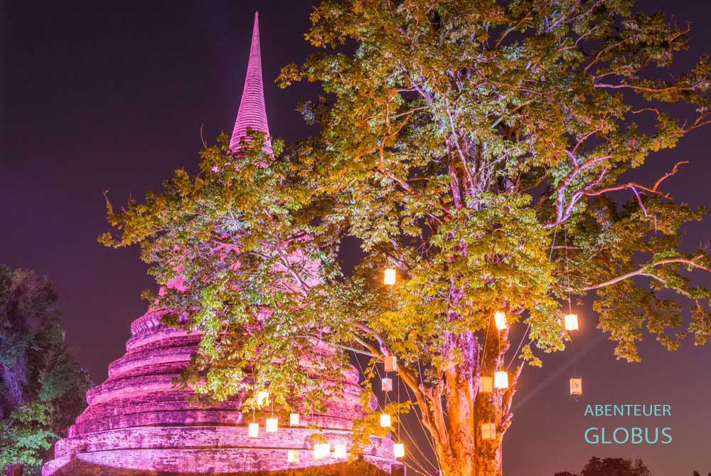 Die bunt beleuchteten Tempel in Sukhothai bilden zum Loy Krathong eine wunderschöne Kulisse.