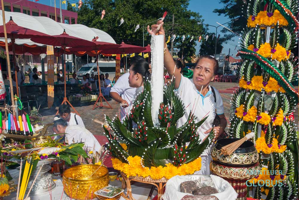Loy Krathong in Sukhothai: Opferzeremonie für die Mönche