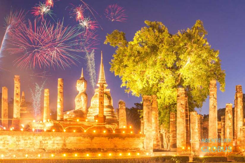Feuerwerk über dem Buddha vom Wat Mahathat beim Loy Krathong in Sukhothai