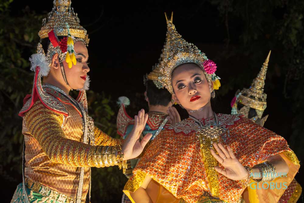 Tänzerinnen und Tänzer bei der Lichter- und Tanzshow in Sukhothai zum Lichterfest Loy Krathong 2025