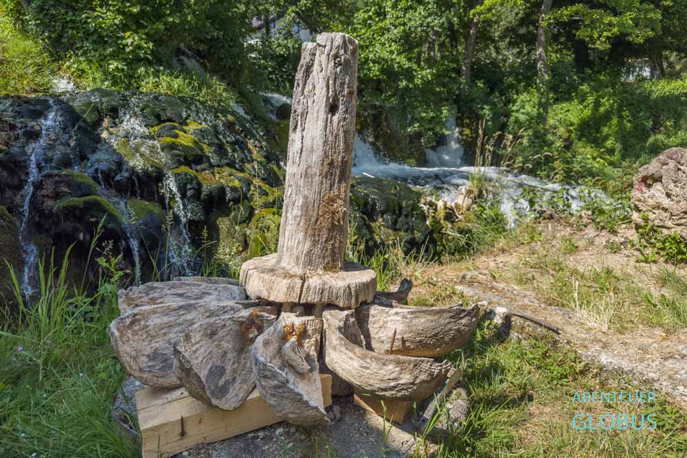 Holzrad einer wasserbetriebene Waschmaschine