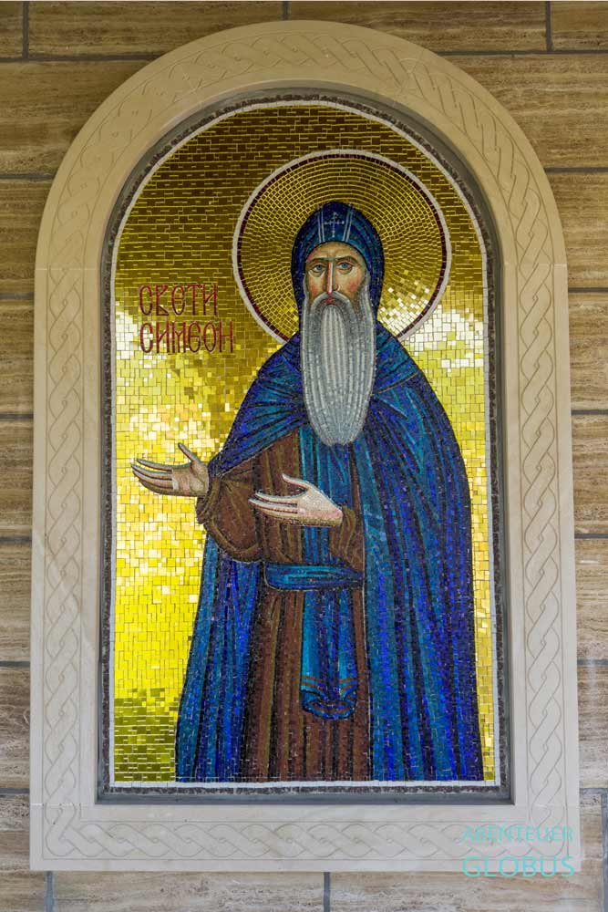 Mosaik mit Heiligen an Außenwand am Kloster Rmanj 