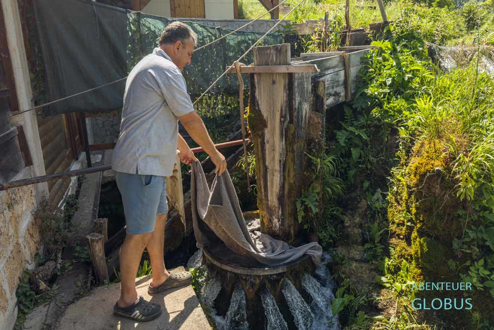 Wasserbetriebene Waschmaschine bei Familie Reljic in Martin Brod