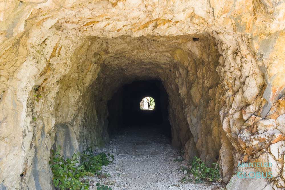 Unac Canyon im Nationalpark Una in Martin Brod: erster Tunnel mit einer Länge von 60 Metern