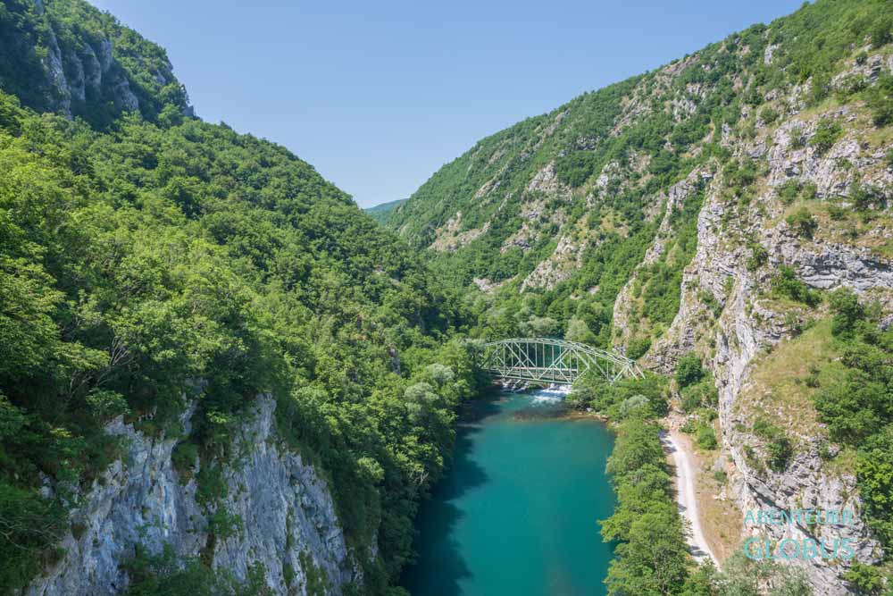 Martin Brod: Blick vom Aussichtspunkt Stijena auf dem Fluss Una und die alte Eisenbahnbrücke in der Una-Schlucht