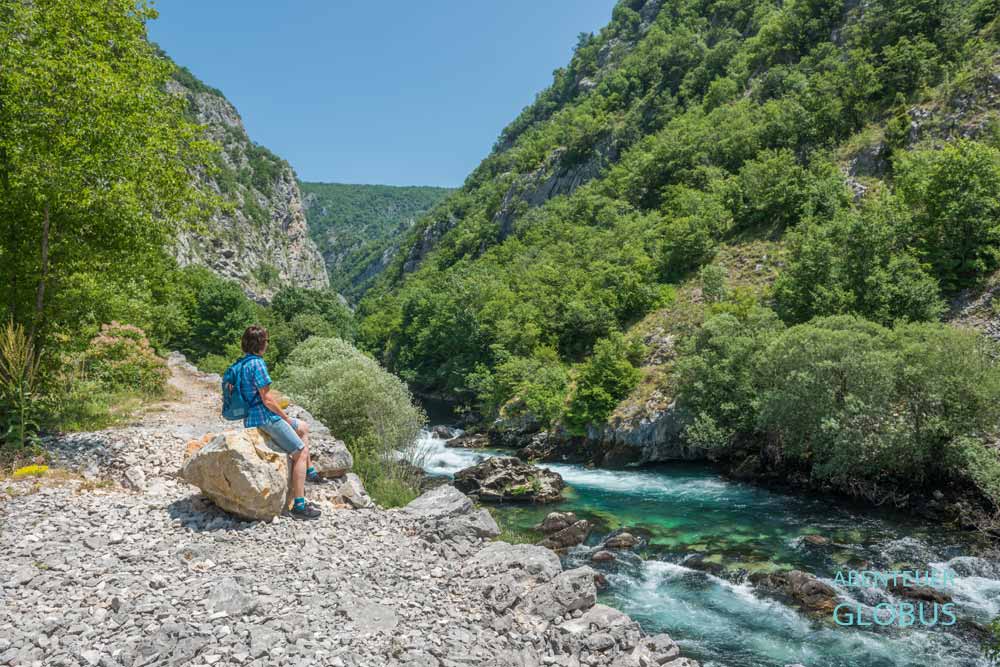 Pause am Wanderweg im Unac Canyon in Martin Brod 