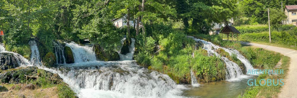 Martin Brod im Nationalpark Una: kleine Wasserfälle zwischen Häusern und Wegen