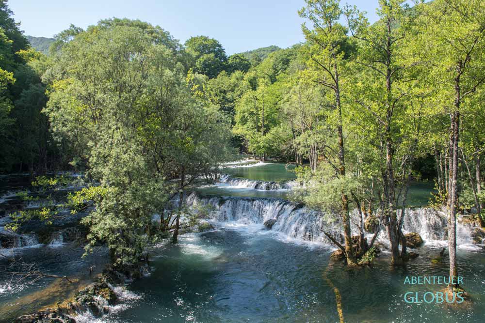 Una-Nationalpark: kleine Wasserfälle im Fluss Una in Martin Brod