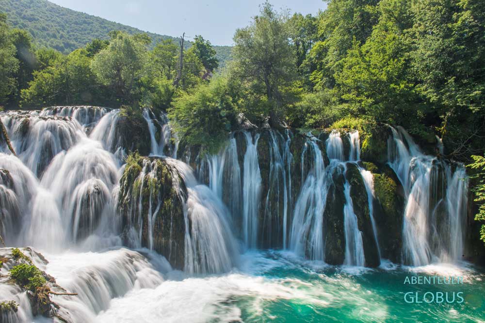 Hauptattraktion im Dorf Matrin Brod: Wasserfall Milancev Buk 