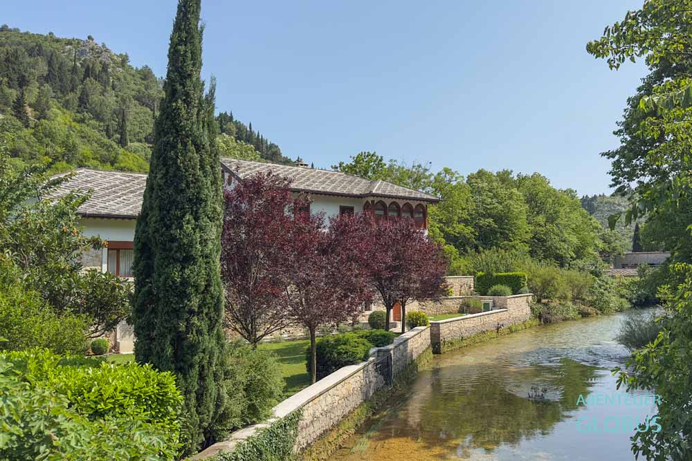 Stolac: Derwischkloster Naksibendijska Tekija im osmanischen Stil am Fluss Bregava