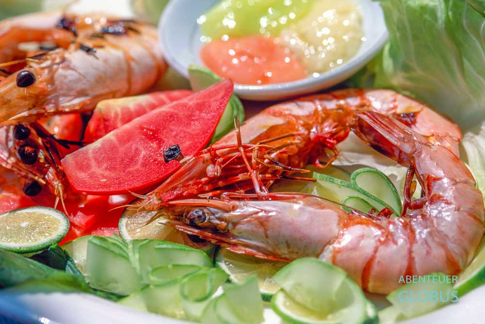 Ein Essen mit Seafood im Phorn Restaurant with Seaview am Chaloklum Beach