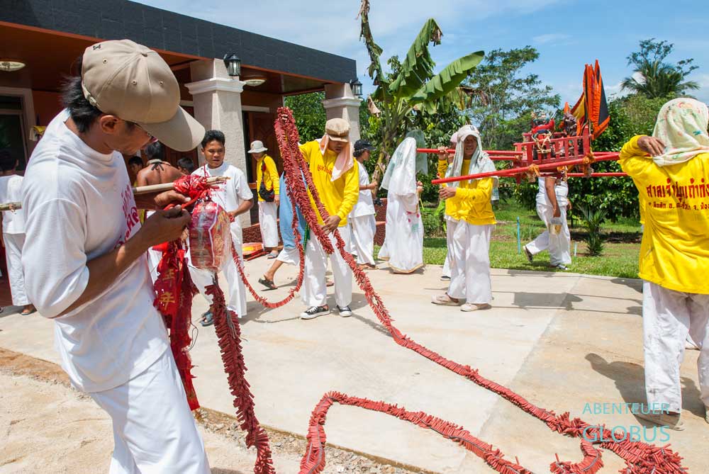 Vor einem privaten Haus werden Böller vorbereitet, um die bösten Geister zu verscheuchen.