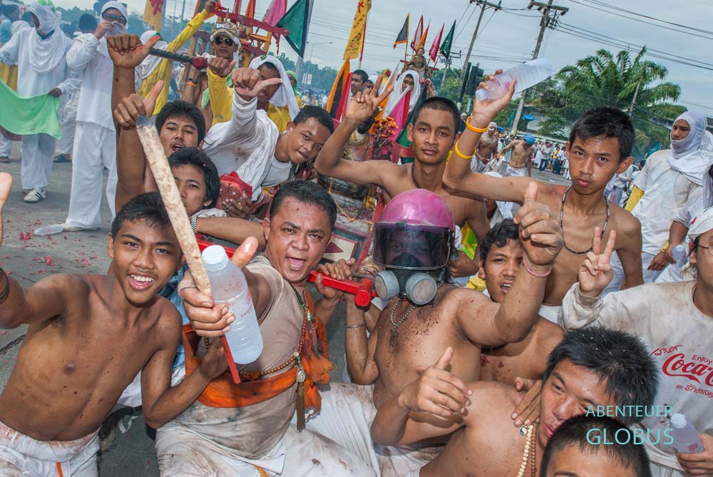 Auch ohne Alkohol sind die Männer zum Phuket Vegetarian Festival in ausgelassener Stimmung.