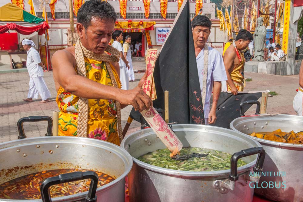 Beim Fest der neuen Kaisergötter wird in den Tempeln für die Gemeinschaft gekocht.