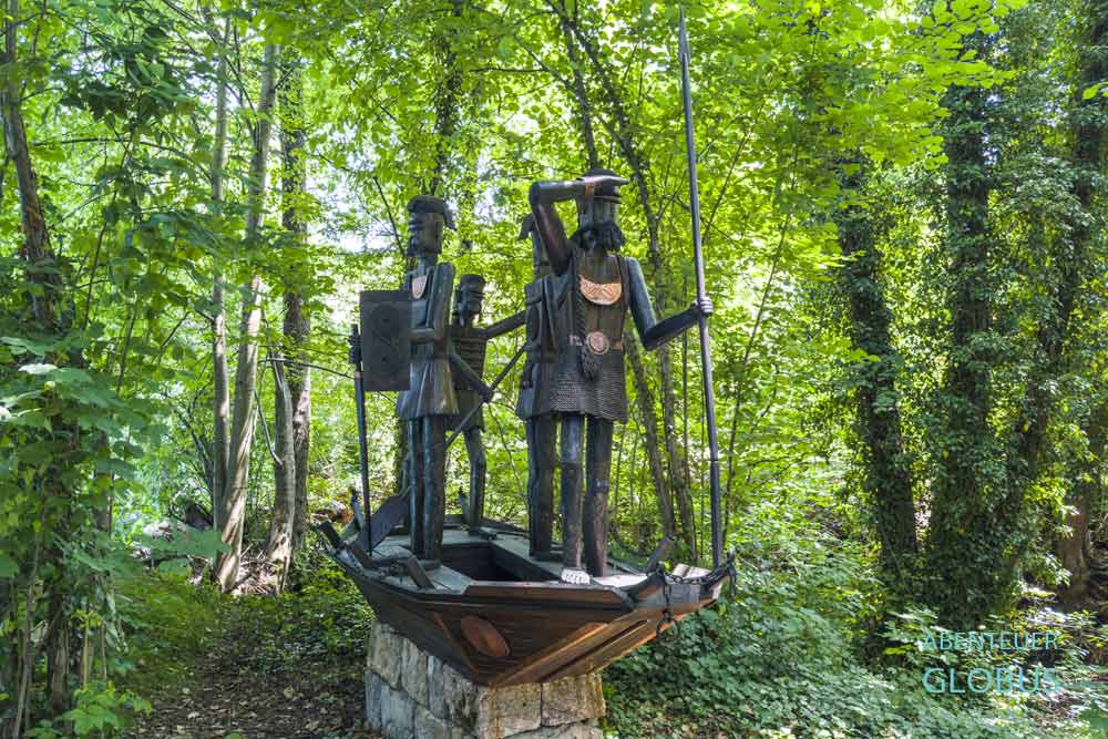 Skulpturen im Feriendorf Japoski Otoci in Racic bei Bihac